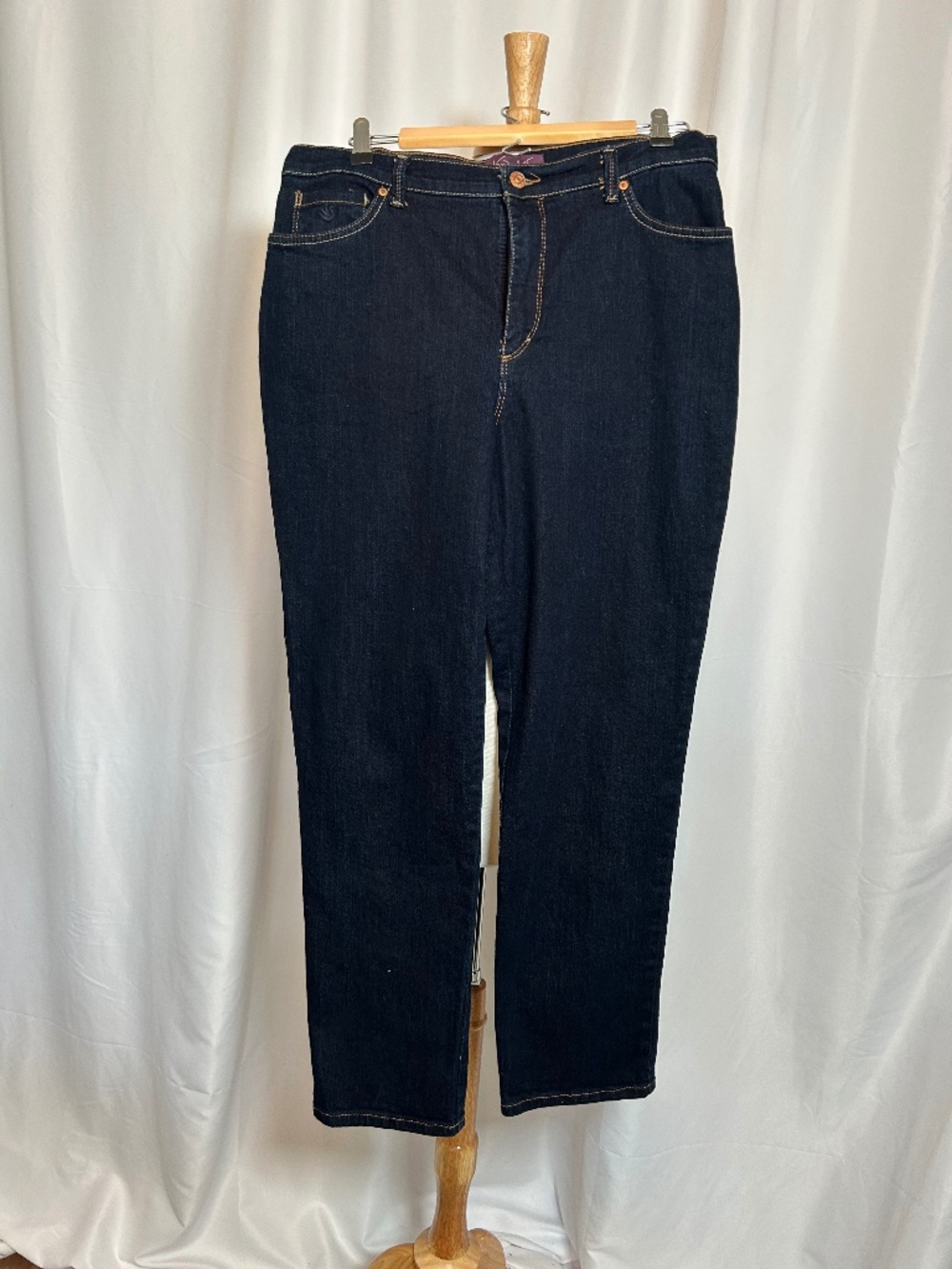 DARK WASH GLORIA VANDERBILT AMANDA JEANS - SIZE 12